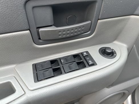 Used 2005 Dodge Durango SXT image 16