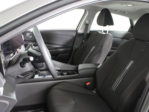 Used 2025 Hyundai Elantra SEL image 18