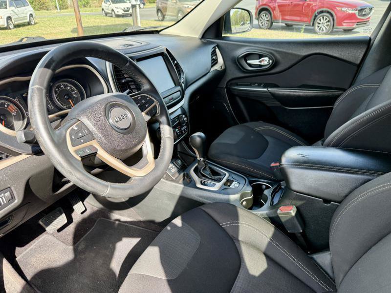Used 2017 Jeep Cherokee Latitude w/ Safety/Convenience Group FWD image 12