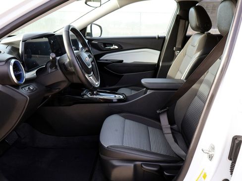 Used 2025 Chevrolet Trax LT w/ LT Convenience Package image 23