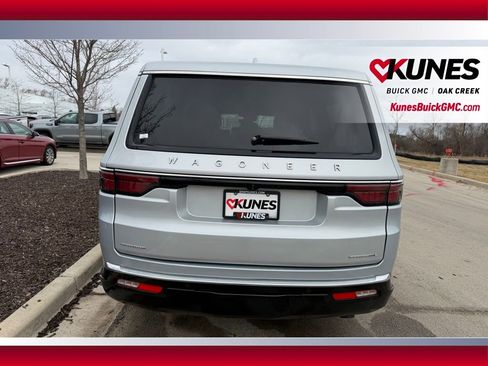 Used 2023 Jeep Wagoneer L Series II image 5