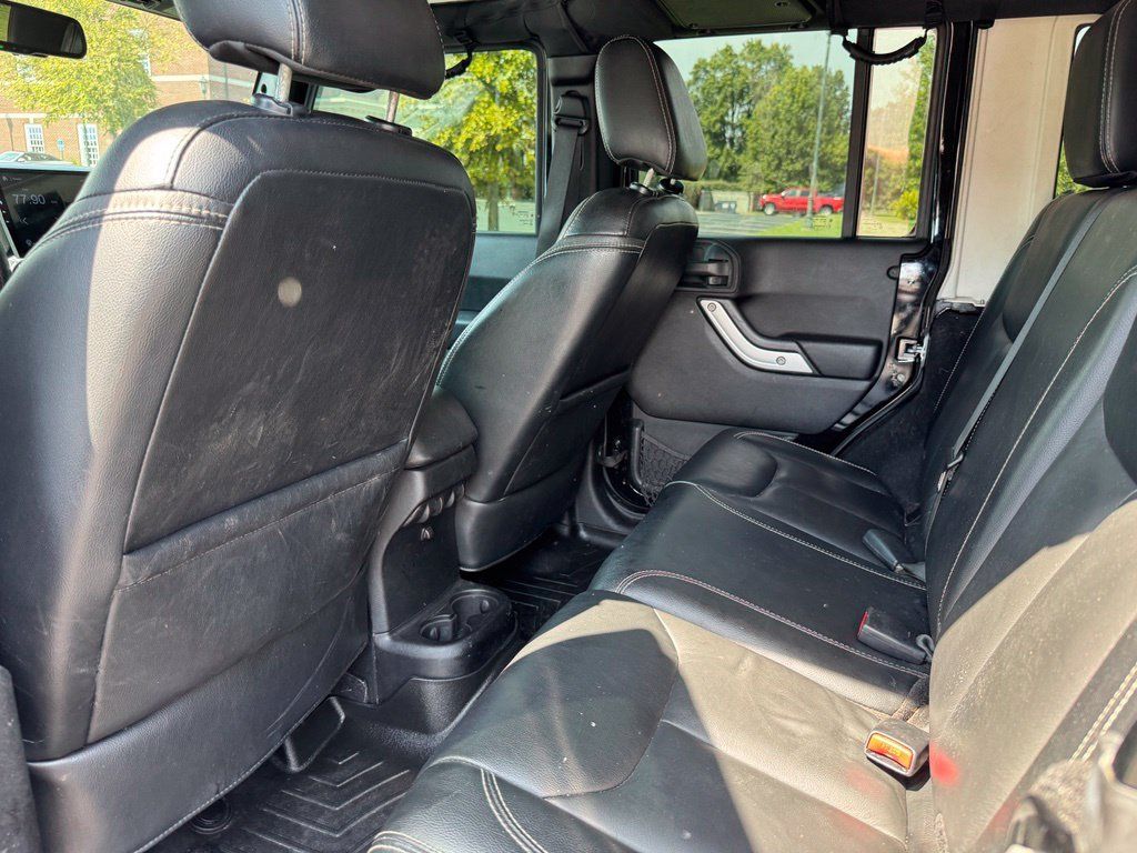 Used 2015 Jeep Wrangler Unlimited Rubicon w/ Connectivity Group AWD/4WD image 12