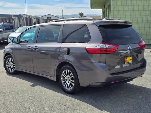 Used 2020 Toyota Sienna XLE image 3