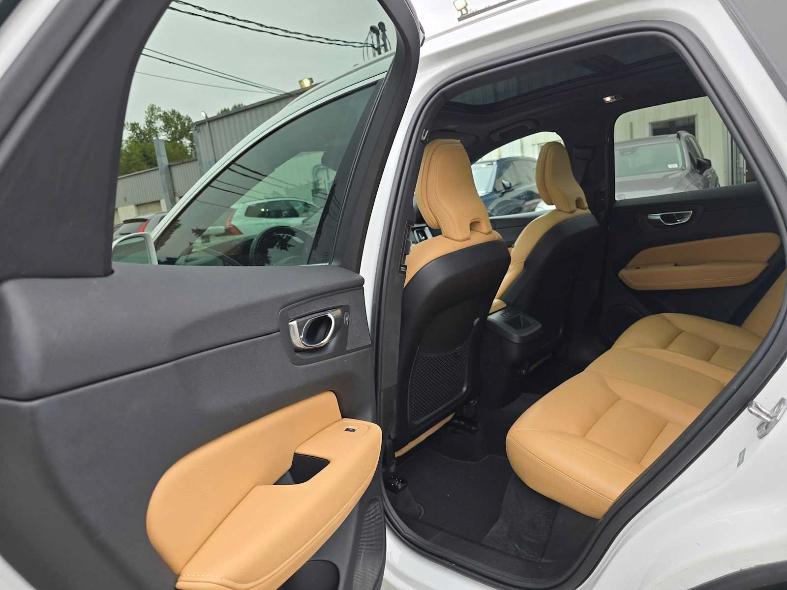 Used 2020 Volvo XC60 T5 Momentum w/ Protection Package AWD/4WD image 16