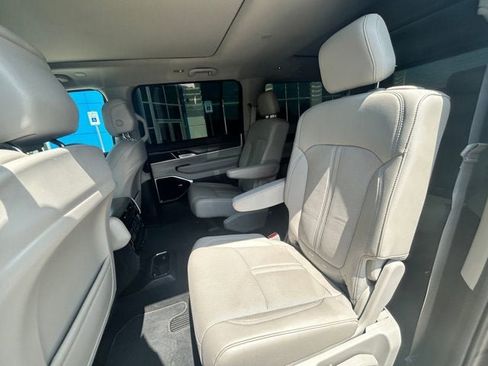 Used 2024 Jeep Wagoneer Series III w/ Premium Group I AWD/4WD image 9