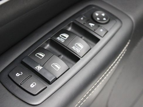 Used 2015 Jeep Grand Cherokee Overland image 17