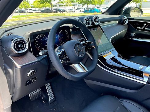 Used 2025 Mercedes-Benz GLC 300 4MATIC image 9
