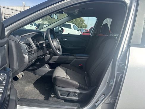 Used 2024 Nissan Rogue SV image 9