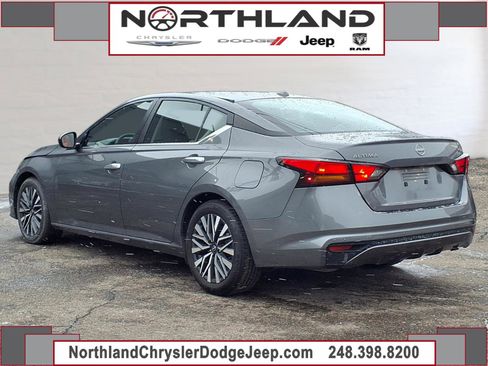 Used 2024 Nissan Altima 2.5 SV image 2