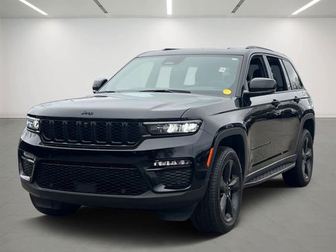 Used 2025 Jeep Grand Cherokee Limited w/ Luxury Tech Group II image 2