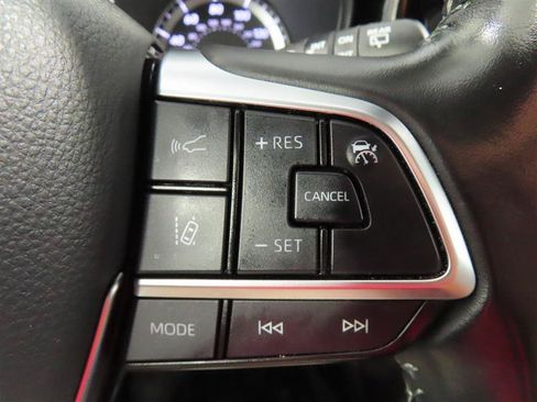 Used 2021 Toyota Highlander LE AWD/4WD image 18