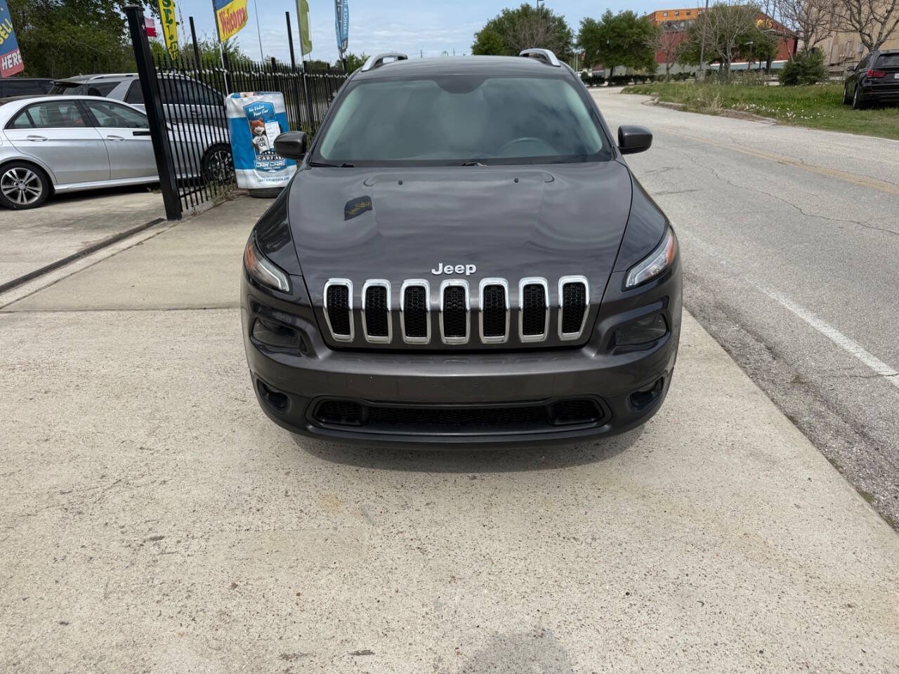 Used 2017 Jeep Cherokee Latitude w/ Comfort & Sound Group FWD image 4