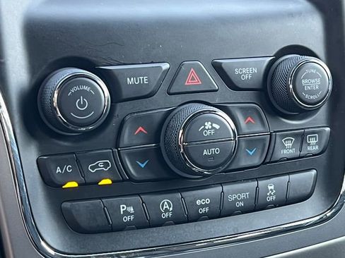 Used 2021 Jeep Grand Cherokee Laredo image 25