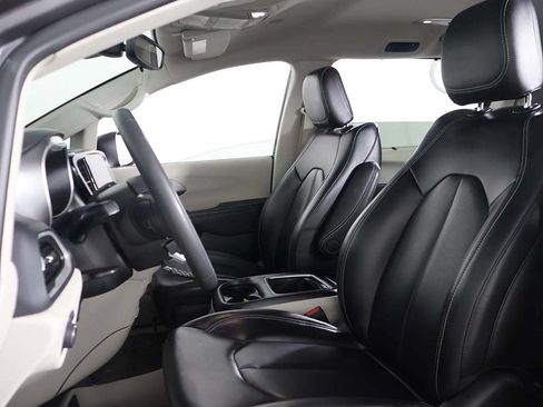 Used 2023 Chrysler Pacifica Touring-L FWD image 27