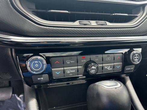 Certified 2025 Jeep Compass Latitude w/ Sun & Sound Group AWD/4WD image 38