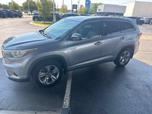 Used 2016 Toyota Highlander Limited w/ Driver Technology Package AWD/4WD image 4