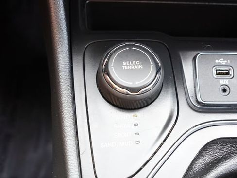 Used 2019 Jeep Cherokee High Altitude AWD/4WD image 32