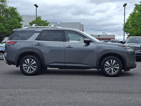 Used 2023 Nissan Pathfinder SL AWD/4WD image 10