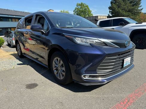 Used 2023 Toyota Sienna XLE AWD/4WD image 4