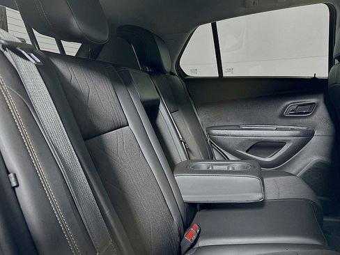 Used 2022 Chevrolet Trax LT w/ LT Convenience Package image 24