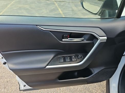Used 2025 Toyota RAV4 XLE AWD/4WD image 19