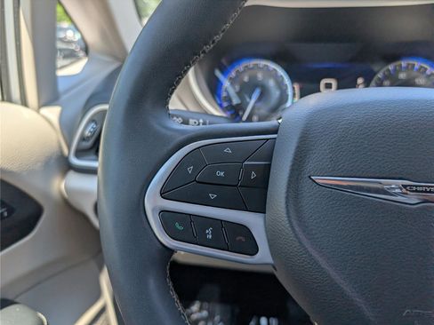 Used 2023 Chrysler Pacifica Touring-L FWD image 23
