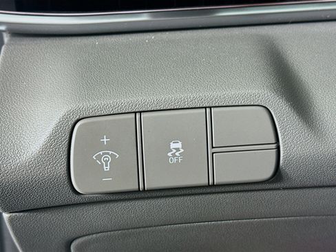 Used 2025 Hyundai Elantra SEL image 17