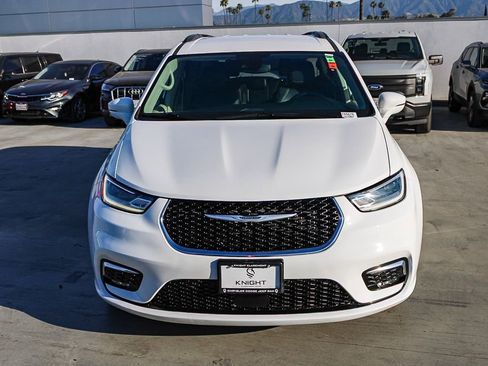 Used 2022 Chrysler Pacifica Touring-L image 2