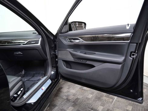 Used 2022 BMW 750i xDrive w/ M Sport Package image 11