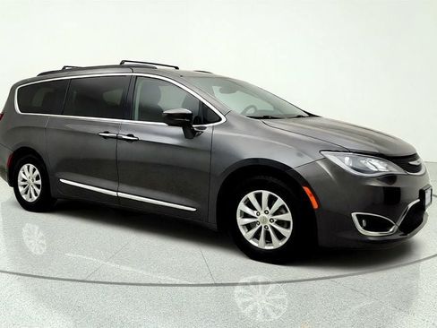 Used 2017 Chrysler Pacifica Touring-L FWD image 3