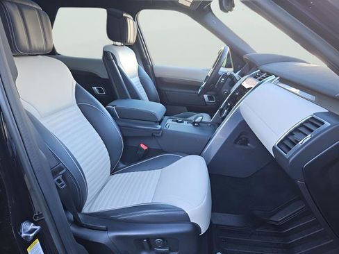 Certified 2023 Land Rover Discovery Metropolitan Edition image 27
