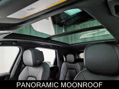 Used 2022 Porsche Cayenne Platinum Edition w/ Premium Package image 16