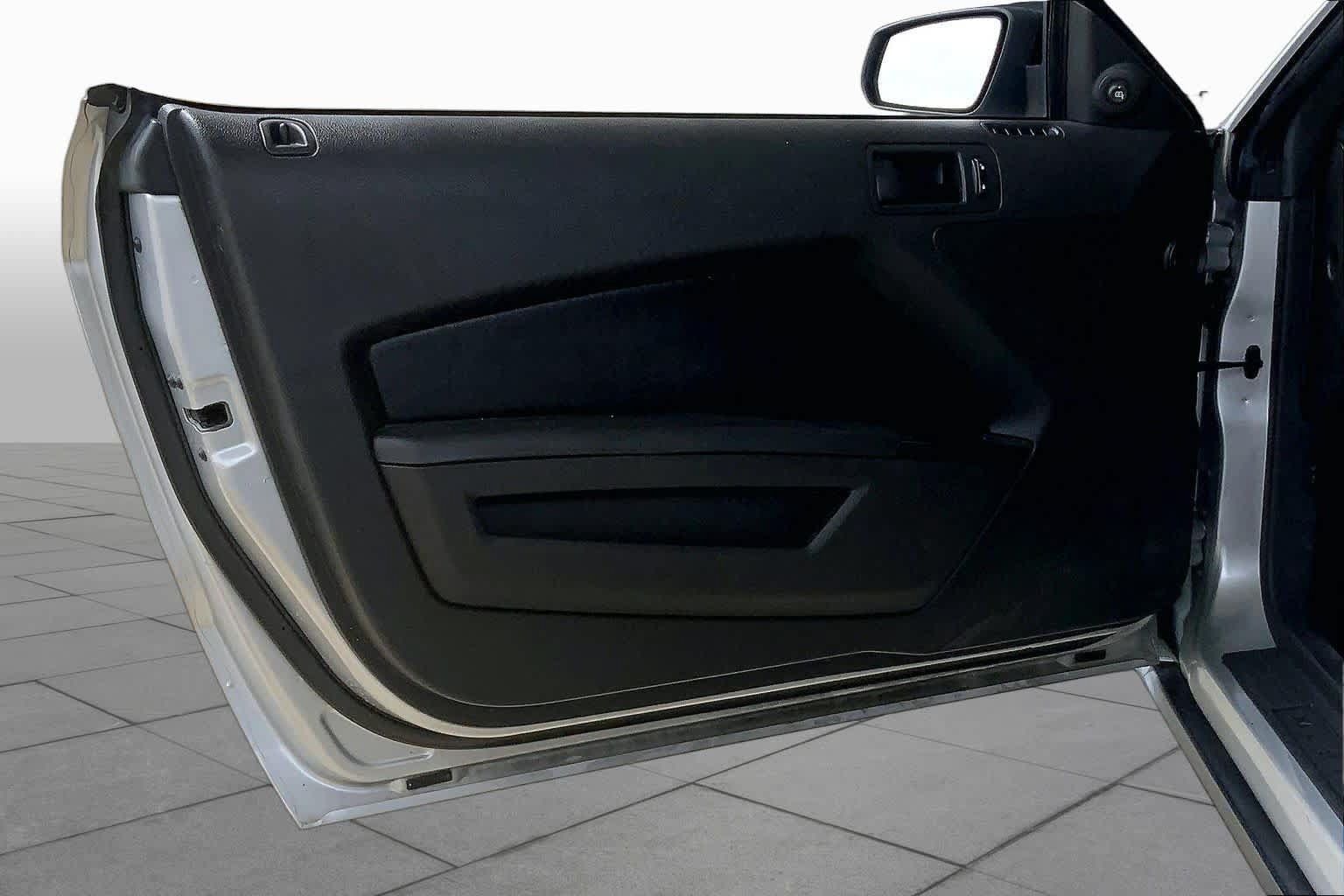 Used 2010 Ford Mustang Premium RWD image 17
