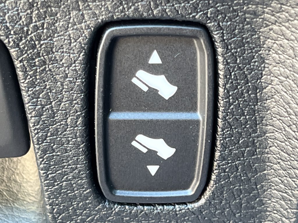 Used 2023 RAM 1500 Laramie AWD/4WD image 40