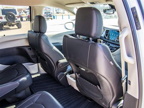 Used 2022 Chrysler Pacifica Touring-L image 19