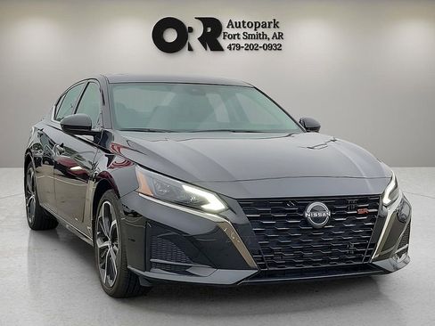 Used 2024 Nissan Altima 2.5 SR w/ SR Premium Package FWD image 1
