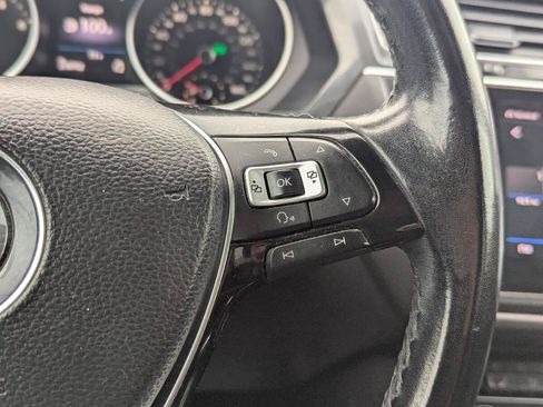 Used 2018 Volkswagen Tiguan SEL AWD/4WD image 25