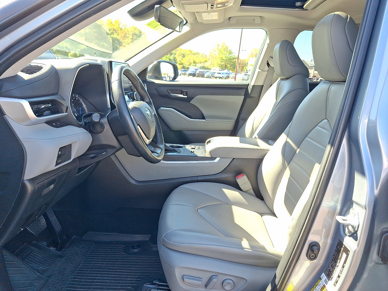 Used 2023 Toyota Highlander XLE AWD/4WD image 14