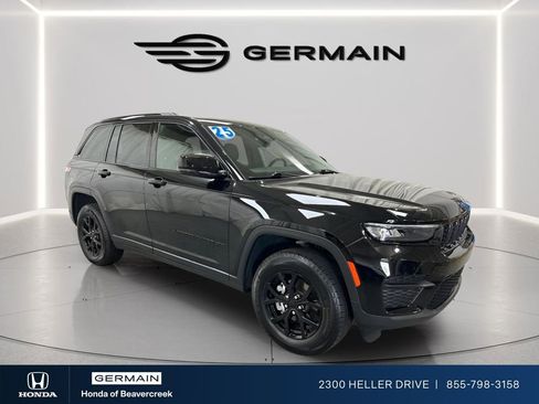 Used 2025 Jeep Grand Cherokee Altitude AWD/4WD image 2