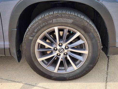 Used 2019 Toyota Highlander XLE AWD/4WD image 16