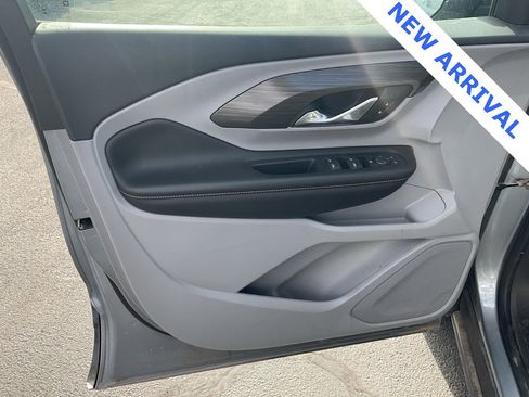 Used 2023 GMC Terrain SLE w/ Driver Convenience Package image 8