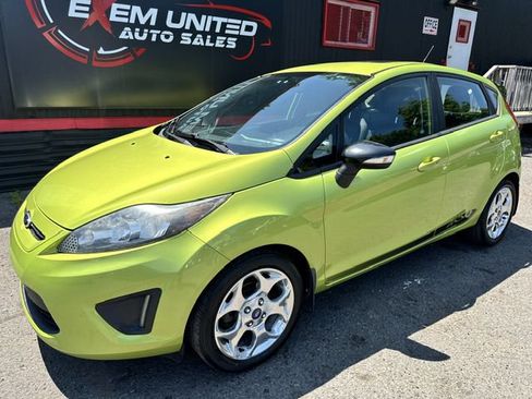 Used 2013 Ford Fiesta Titanium w/ Black Sport Appearance Pkg FWD image 2