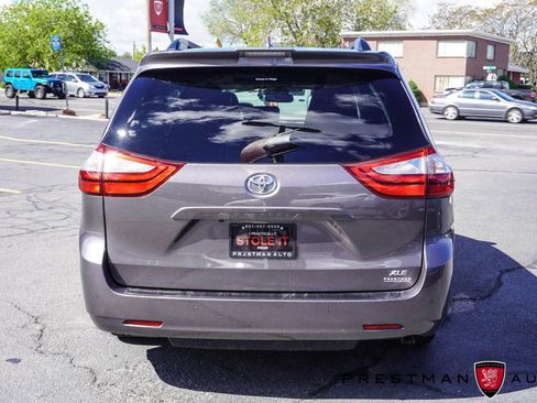 Used 2019 Toyota Sienna XLE w/ XLE Navigation Package FWD image 21