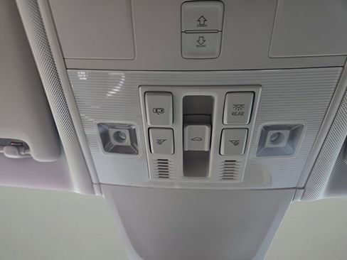 Used 2023 Volkswagen Tiguan SE w/ Panoramic Sunroof Package image 19