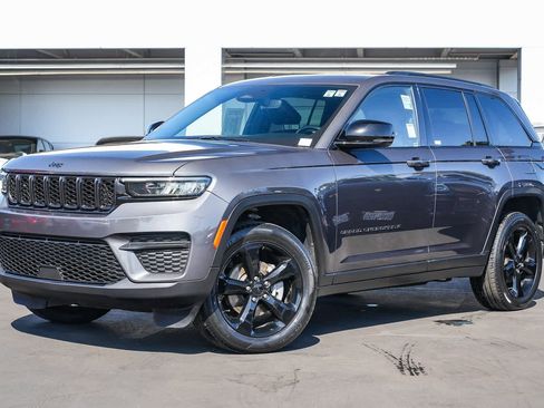 Used 2022 Jeep Grand Cherokee Altitude image 1