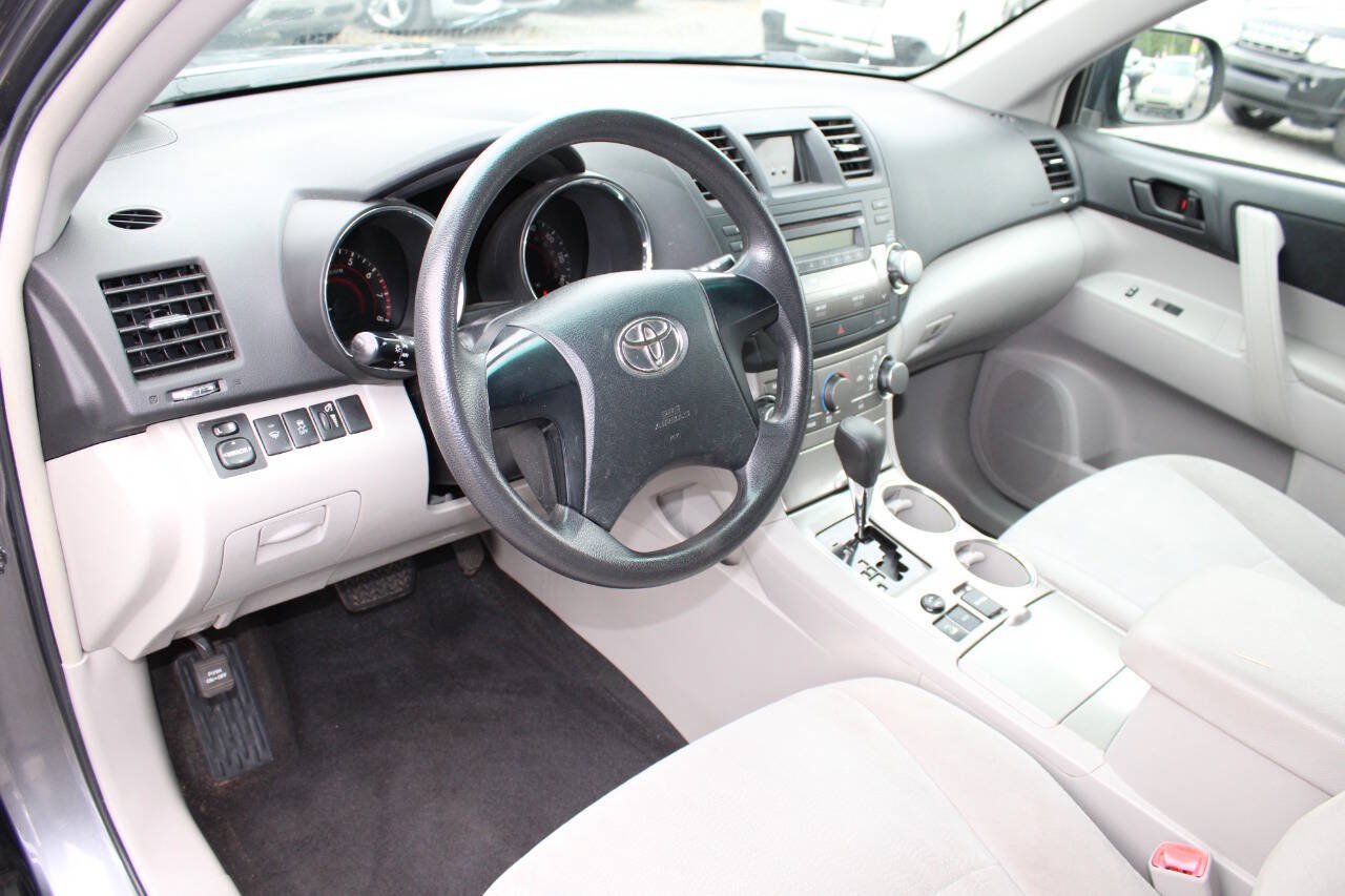 Used 2011 Toyota Highlander 4WD w/ Tow Pkg image 13