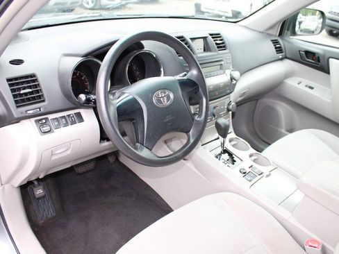 Used 2011 Toyota Highlander 4WD w/ Tow Pkg image 13