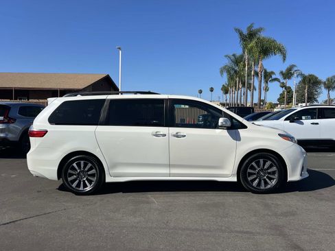Used 2018 Toyota Sienna Limited image 28