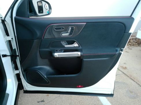 Used 2021 Mercedes-Benz GLB 250 image 20