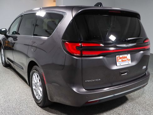 Used 2023 Chrysler Pacifica Touring-L image 9